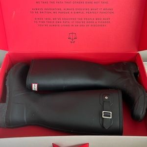 Hunter Tall Rain Boots US 7 in Black with Bonus Boot Socks